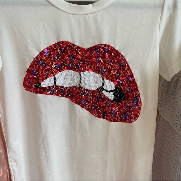 Sequined red lip white tee shirt - Picture 4 of 5